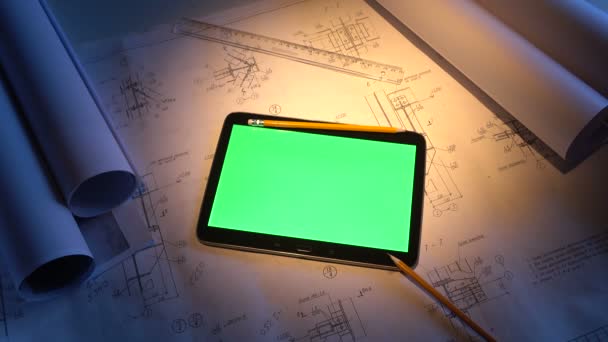 Schermo verde. tablet PC posa sul disegno . — Video Stock