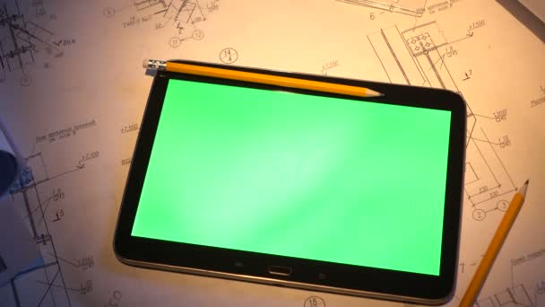 Groen scherm. Tablet Pc legt op de tekening. — Stockvideo