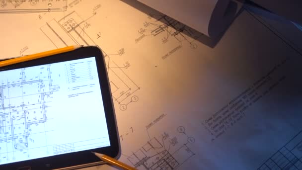 Ingeniero de escritorio. Tablet PC con los dibujos . — Vídeos de Stock