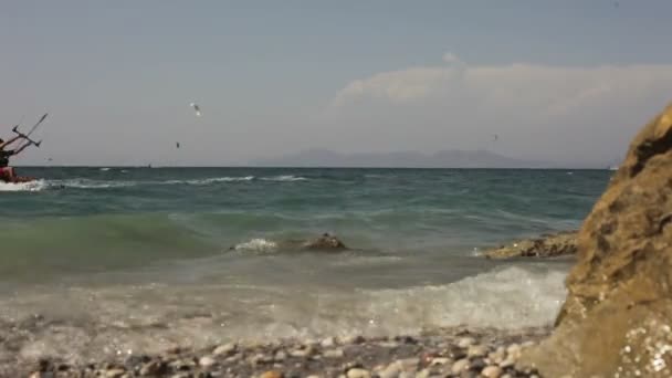 Kitesurfers jezdit na pláži. — Stock video