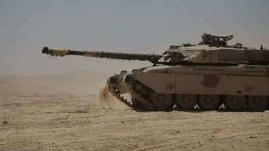 Tank M1 Abrams ile çölde gidiyor. 2 atış.
