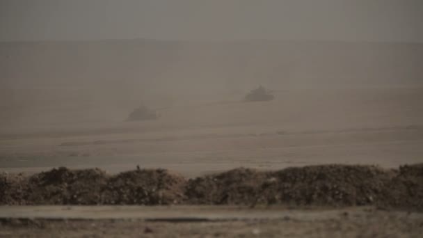 Tanques van en un desierto antes de la lucha . — Vídeo de stock