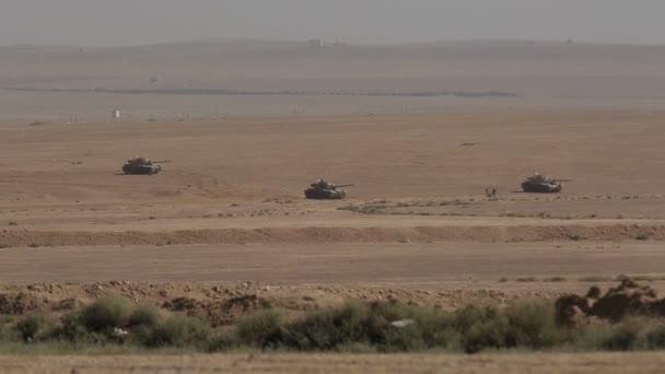 Tanks in the desert before the fight. — Stock Video