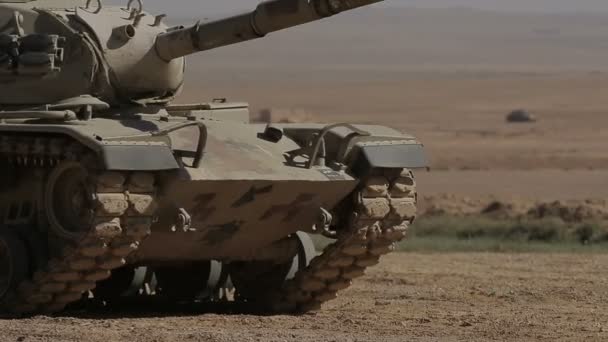 Tanks in de woestijn voor de strijd. — Stockvideo