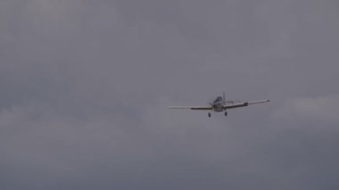 Uçak havaalanına iniyor..