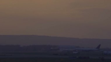 Fairbanks, Alaska, Amerika Birleşik Devletleri - Temmuz 2015. Uluslararası Havaalanı. Havaalanında uçak çıkartıyor.