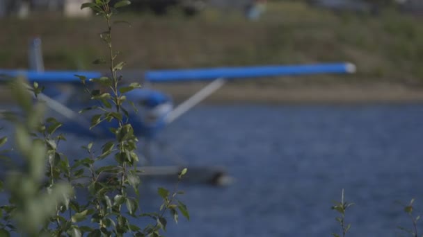 Fairbanks, alaska, usa - juli 2015. internationaler flughafen. Flugzeug landet auf dem Wasser. — Stockvideo