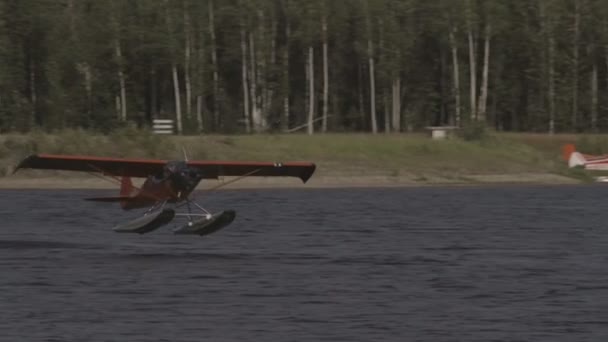 Fairbanks, Alaska, Amerikai Egyesült Államok - 2015 júliusáig. Nemzetközi repülőtértől. A repülőgép vesz le a víz. 2 lövés. — Stock videók
