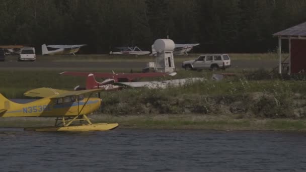 Fairbanks, Aljaška, Usa - červenec 2015. Mezinárodní letiště. Letadla jsou na vodě. — Stock video