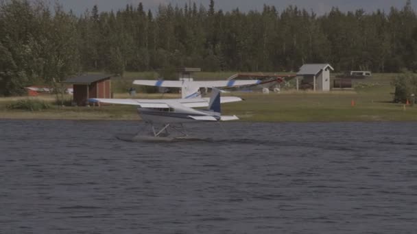 Vliegtuig ritten op het water. — Stockvideo