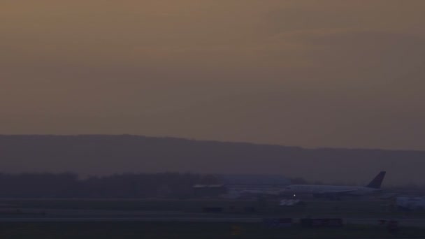 Fairbanks, Alaska, EE.UU. - JULIO 2015. Aeropuerto Internacional. El avión despega en el aeropuerto . — Vídeo de stock