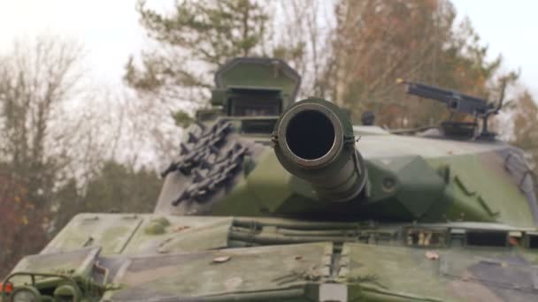 Swedish tank Ikv-91 gun turns. — Stock Video