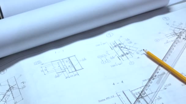 Ingenieur sucht Zeichnungen auf dem Tablet. — Stockvideo