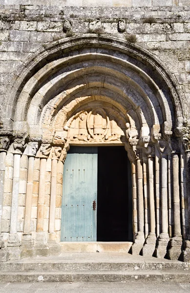 Портал церкви Святого Петра Ратеза — стоковое фото