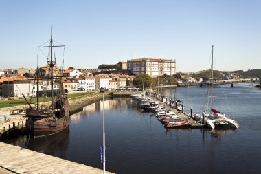 Nehri üzerinde eğlence Marina