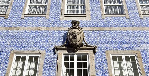 Brasão de armas e fachada do edifício — Fotografia de Stock