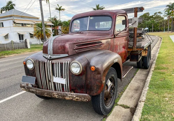 Oldtimer Ford Ton Pickup 1945 미국에 설립되었으며 범퍼와 조명이 투석기와 — 스톡 사진