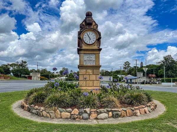 キルコイの父として知られるウィリアム バトラーに捧げられた記念時計は オーストラリアのクイーンズランド州キルコイの田舎町のメインストリートにあります — ストック写真
