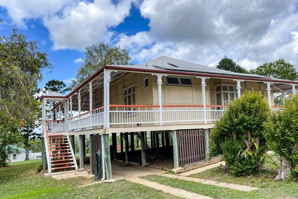 Vue Une Belle Propriété Résidentielle Queenslander Dans Rue Principale Ville — Photo