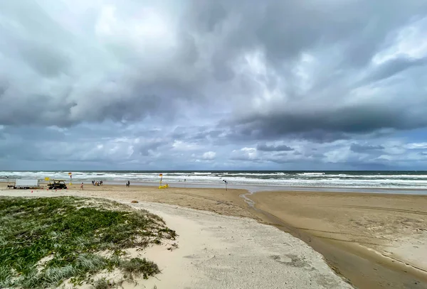 澳大利亚昆士兰州阳光海岸Coolum镇 一个刮风下雨的日子里 冲浪救生 监控下壮观的海滩 — 图库照片