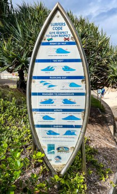 Sörfçülerin kurallarını açıklayan tahta Coolum Beach, Sunshine Coast, Queensland, Avustralya 'daki ana okyanus plajının girişinde.