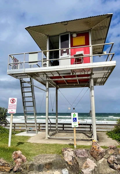 Coolum, Sunshine Coast, Queensland, Avustralya 'da devriye gezen bir okyanus sahilindeki kalıcı bir cankurtaran gözlem kulesinin görüntüsü.