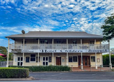 Childers Hotel cephesi, 1895-1930 yılları arasında Childers, Bundaberg Bölgesi, Queensland, Avustralya 'da 28 Şubat 2021' de Childers, Avustralya 'da inşa edilmiştir.