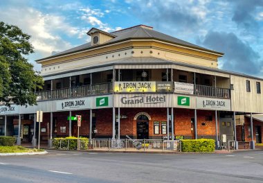 1902-1907 yılları arasında Childers, Bundaberg Bölgesi, Queensland, Avustralya 'nın ana caddesinin pitoresk kasabasında 28 Şubat 2021' de Childers, Avustralya 'da inşa edildi.