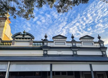 Childers, Bundaberg Bölgesi, Queensland, Avustralya 'nın ana caddesinin pitoresk kasabasındaki dükkanların güzel mimarisi
