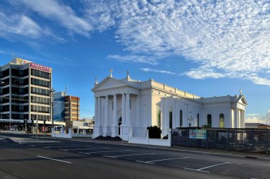1888 'de tamamlanan ve 1926' da Bundaberg, Queensland, Avustralya 'daki Transepts ve Sığınak' ın eklenmesiyle yeniden inşa edilen bir neoklasik tuğla ve alçı yapı olan Kutsal Katolik Kilisesi cephesi.