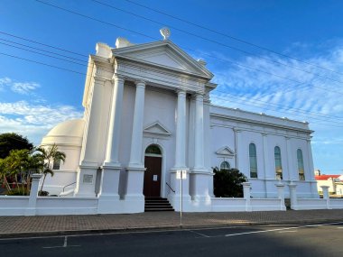 Bundaberg, Queensland, Avustralya 'daki Kutsal Tespih Katolik Kilisesi' nin yan cephesinin ve Doric sütunlarının ölümü.