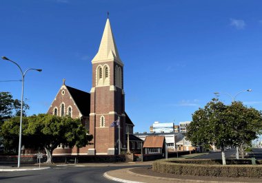 1926 'da İngiliz Gotik tarzında önemli bir çan kulesiyle inşa edilen ve Bundaberg, Queensland, Avustralya' daki Woongarra Caddesi 'nde bulunan tarihi İsa Kilisesi Kilisesi' nin cephe manzarası.
