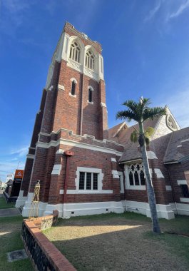 1931 'den 1940' a kadar İngiliz Gotik tarzında inşa edilmiş tarihi St Andrews Kilisesi 'nin ön cephesi Bundaberg, Queensland, Avustralya' daki Woongarra Caddesi 'ndeki önemli Carillon kulesi.