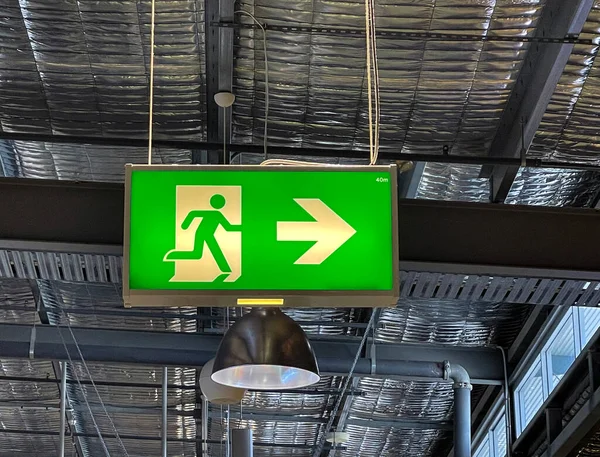 Κλασικό Κατάστημα Fire Exit Emergency Escape Sign Public Area Shopping — Φωτογραφία Αρχείου