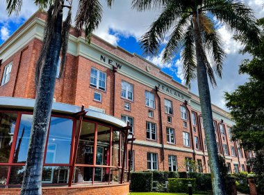 1907 yılında Brisbane, Queensland, Brisbane 'de inşa edilen ilk rıhtımdan sonra 1926 yılında Teneriffe banliyösünde inşa edilen Mactaggarts Woolstore manzarası 18 Mayıs 2021' de Brisbane, Avustralya 'da