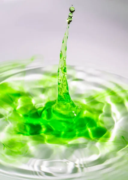 Yeşil Renkli Suya Temiz Damlası — Stok fotoğraf