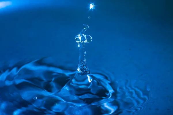 Klarer Wassertropfen Auf Blauem Grund — Stockfoto
