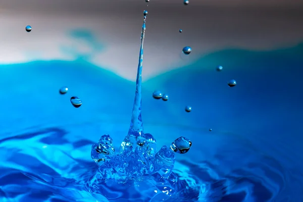 Čirá Kapka Vody Modrou Tónovanou Vodu — Stock fotografie
