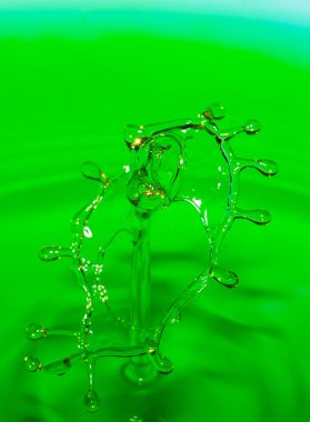 Saptırılmış Saat. Düşen bir çarpışmadan sonra su sıçrama tacı. 