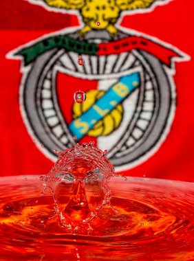 Bir destekçinin çirkin yüzü, bir su damlası çarpması sonucu oluşmuştur.