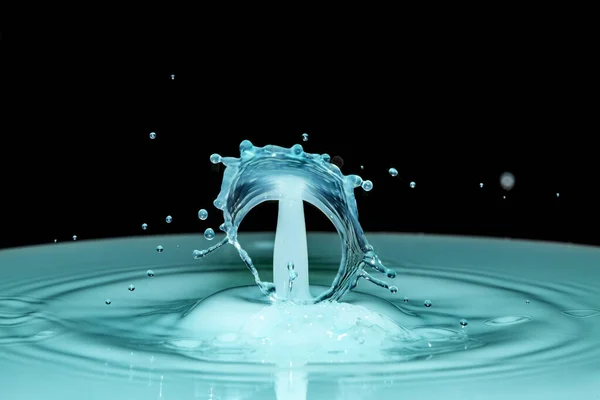 Blå Vatten Droppe Kollision Över Svart Bakgrund — Stockfoto