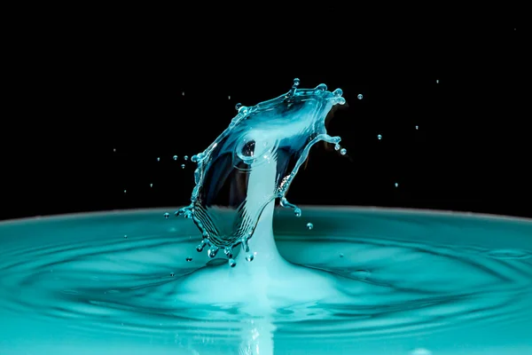 Blå Vatten Droppe Kollision Över Svart Bakgrund — Stockfoto