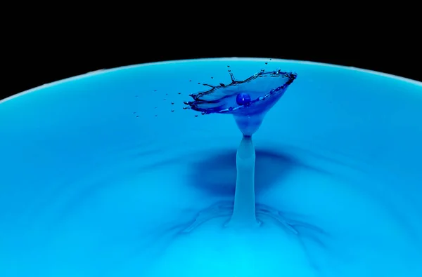 Синя Крапля Води Зіткнення Чорному Тлі — стокове фото