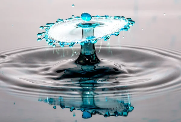 Colisão Gota Água Azul Reflexão Uma Superfície Sem Costura — Fotografia de Stock