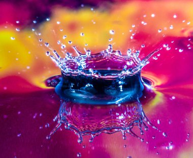 Kristal bir su damlasının kristal bir su yüzeyine düşmesinden kaynaklanan taç.