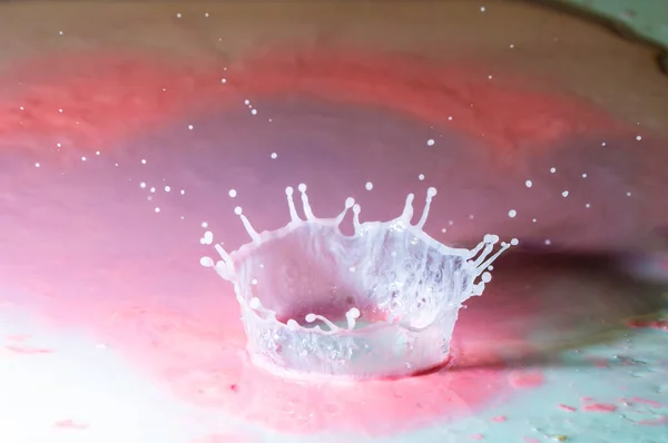 Air Drop Mahkota Percikan Pada Yoghurt Merah Muda — Stok Foto