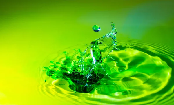 Kollision Mit Grünem Wassertropfen Auf Nahtloser Oberfläche — Stockfoto