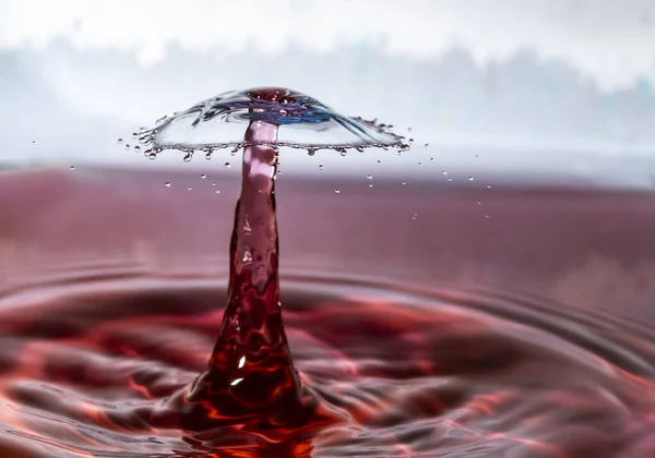 Uma Gota Água Colidindo Com Uma Gota Recuperando Para Criar — Fotografia de Stock