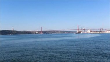 arka plan asma köprü ile Lizbon Dock görünümünü