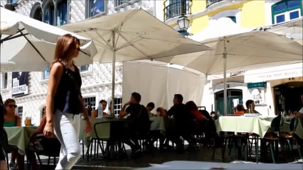 Daglig verksamhet på terrassrestaurangen i Lissabon — Stockvideo